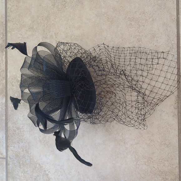 Black fascinator headpiece with veiled face - Picture 5 of 7